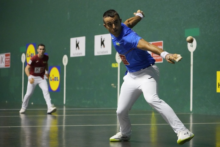 Larrazabal, pilota astintzeko prest atzean Zubizarreta III.a duela.