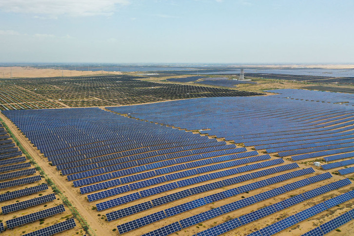 Sateliteen bidez ateratako irudi honetan Kubuqi basamortuko Ordosen ipinitako eguzki-plakak ikus daitezke.