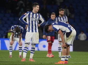 Los futbolistas se han mostrado abatidos pero han dado la cara ante la grada Aitor Zabaleta.