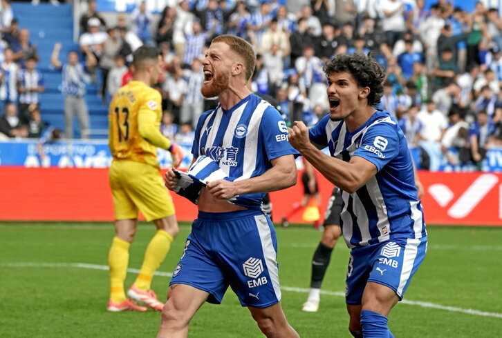 Un enrabietado Carlos Vicente celebra el primer gol del Alavés acompañado por Yusi.