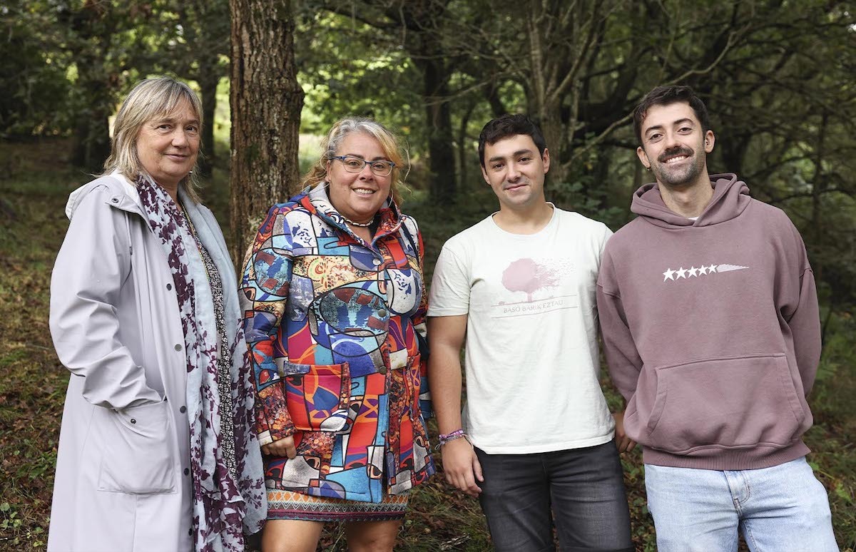 EHUko Landareen Biologia eta Ekologia Saileko Ibone Ametzaga Arregi katedraduna, Lorena Peña López doktorea, Unai Sertutxa Irazola doktoregaia eta Unai Ortega Barrueta doktoregaia. (Eneko MARKAIDA | EHU)