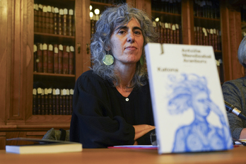 Antxiñe Mendizabal, ‘Katona’ eleberriarekin, Donostian egin duen aurkezpenean.