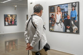 La exposición «Lazos familiares», de Tina Barney, permite acercarse al trabajo fotográfico de la artista estadounidense, que se puede ver en Tabakalera   hasta principios de noviembre.