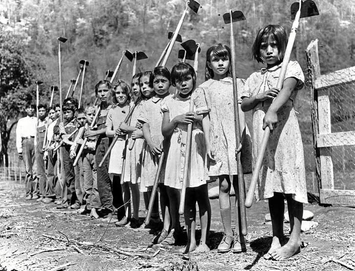 Txeroki haurrak, aitzurrekin barnetegi batean garaipen lorategi bat landatu ondoren, AEBn, 1943 inguruan. (Bettmann Archive | Getty Images)