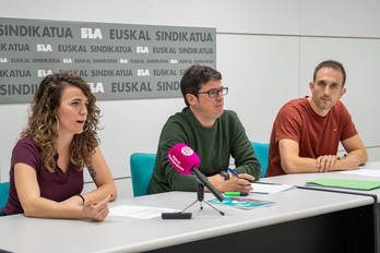 Representantes de ELA, durante la comparecencia en la que han presentado el documento del sindicato que analiza esta última década.