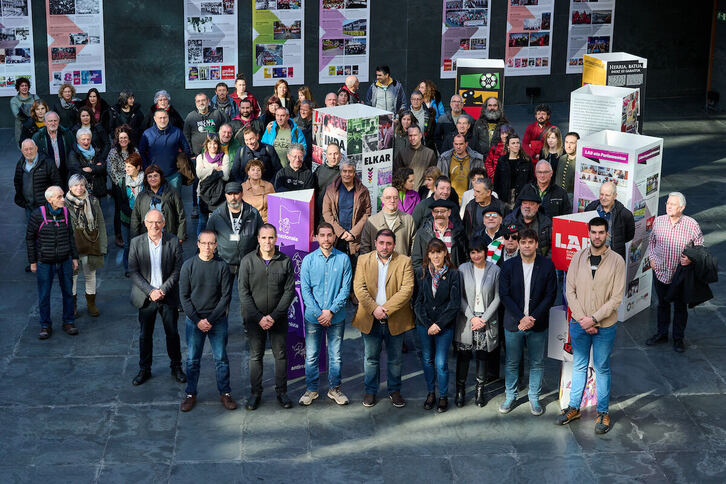 La muestra en el Parlamento de Iruñea.