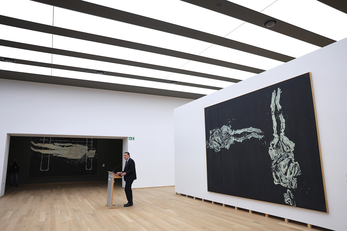 El «mundo patas arriba» de Baselitz reabre el edificio de 1970 del Bellas  Artes de Bilbo | Cultura | Naiz
