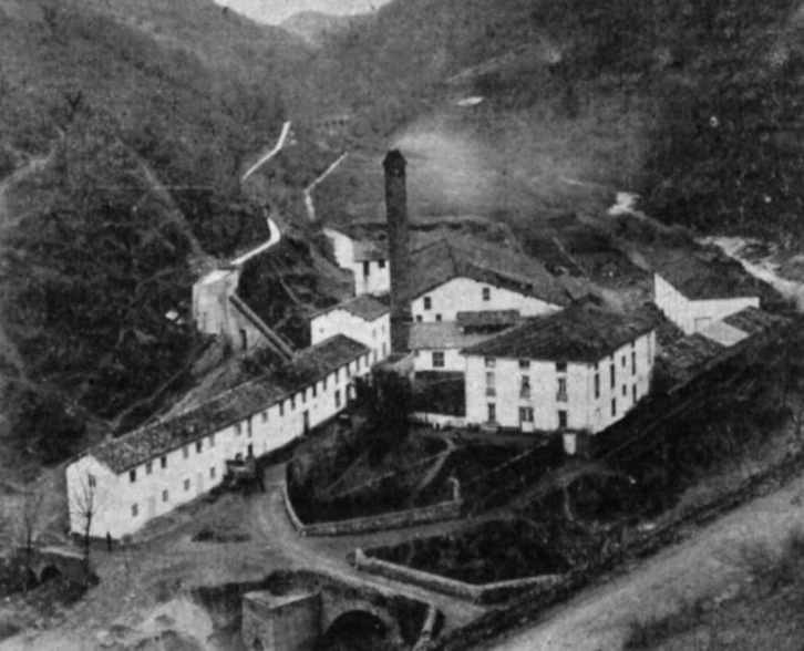 Vista general de la fábrica San Miguel y su colonia industrial, en plena actividad.