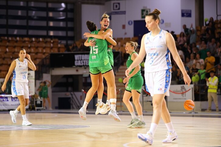 Noa Morro y Sami Hill, dos de las protagonistas del triunfo araskizale, celebran efusivamente el triunfo sobre Perfumerías Avenida.