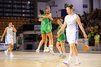 Noa Morro y Sami Hill, dos de las protagonistas del triunfo araskizale, celebran efusivamente el triunfo sobre Perfumerías Avenida.