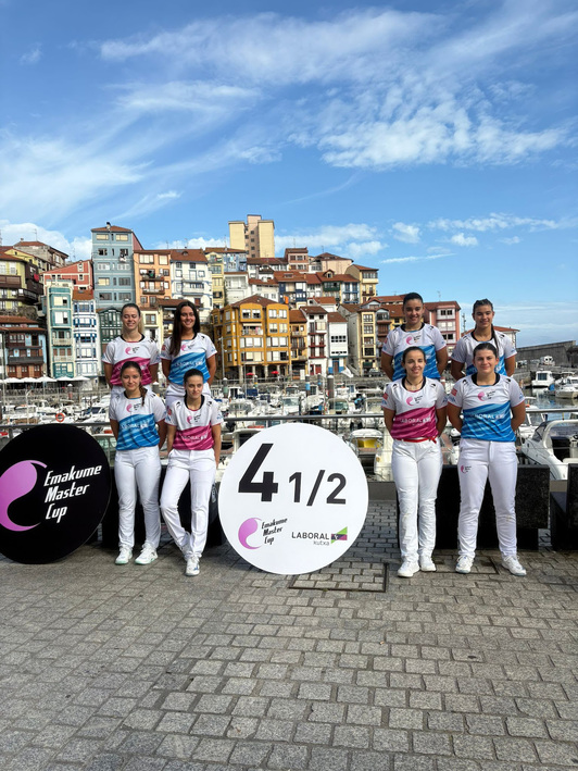 Lau eta Erdiko aurkezpenean egon diren pilotariak.