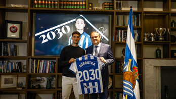 Jon Gorrotxategi posa junto con el presidente de la Real, Jokin Aperribay.