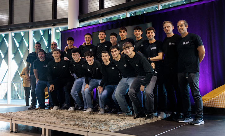 Foto de familia de la plantilla de Surne Bilbao Basket para la Liga U.