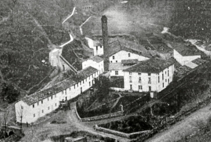 Vista general de la fábrica San Miguel en plena actividad.