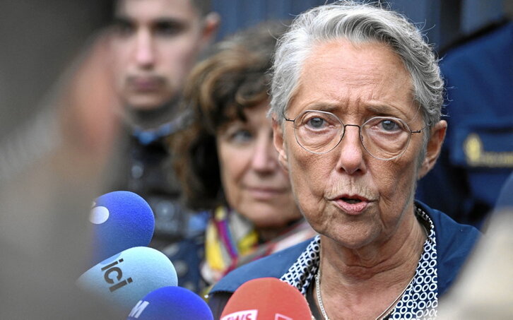 La ex primera ministra Élisabeth Borne, en una imagen de archivo hablando con los medios de comunicación.