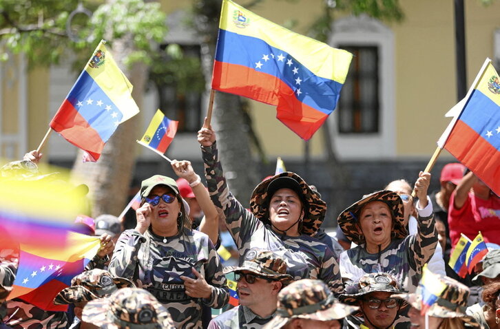 Integrantes de la Milicia Nacional Bolivariana participan en un entrenamiento militar en la plaza Bolívar de Caracas el sábado.