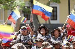 Integrantes de la Milicia Nacional Bolivariana participan en un entrenamiento militar en la plaza Bolívar de Caracas el sábado.