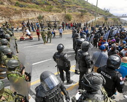 Fuerzas policiales en una protesta indígena en Quito.