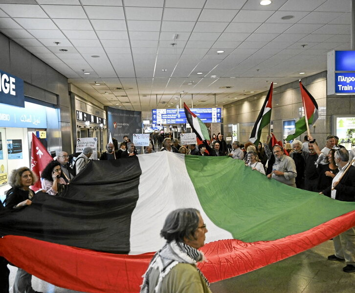 Atzoko elkarretaratzea, Atenasko aireportuan, Flotillako ekintzaileen zain.