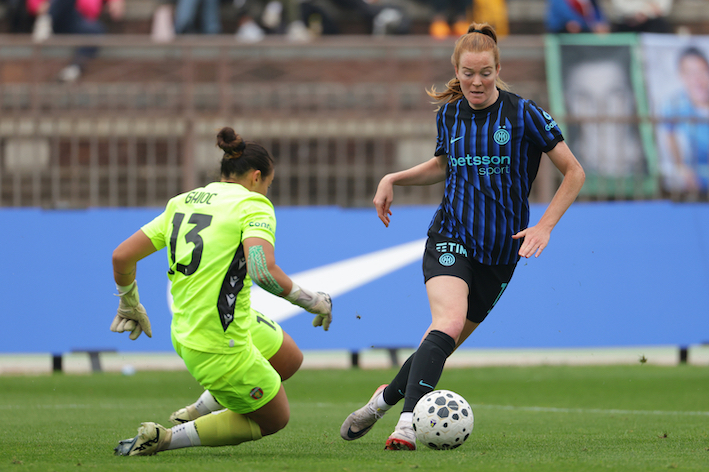 Van Dijk sortea a Ghioc para anotar el quinto gol del Inter, que le convirtió en el primer líder de la temporada. (Inter Women(