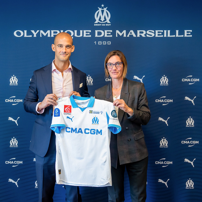 Corinne Diacre junto al Director General del OM Stefano Petruzzo en su presentación como nueva entrenadora de las marsellesas. (OMFeminines)