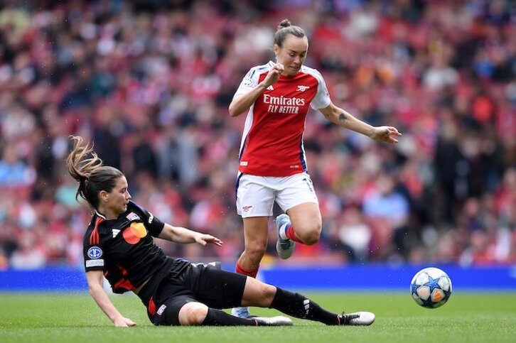 Damaris Egurrola y Caitlin Foord en el partido de semifinales de la Champions 24/25 entre Arsenal y Olympique disputado en el Emirates.