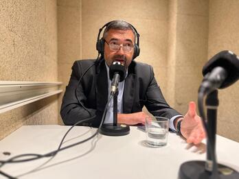 Bilboko estudioetatik hitz egin du NAIZ Irratiarekin Carlos Alzaga diputatuak.