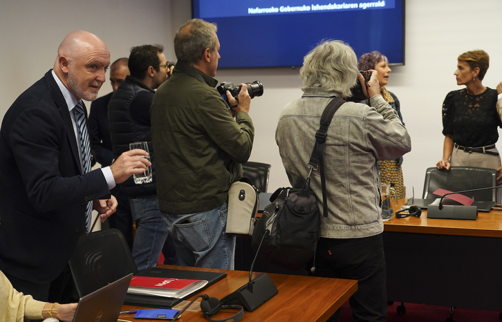 María Chivite habla con la consejera Rebeca Esnaola ante los fotógrafos cuando compareció la pasada semana en la comisión de Régimen Foral del Parlamento. En primer plano, Javier Esparza (UPN) bebe agua.