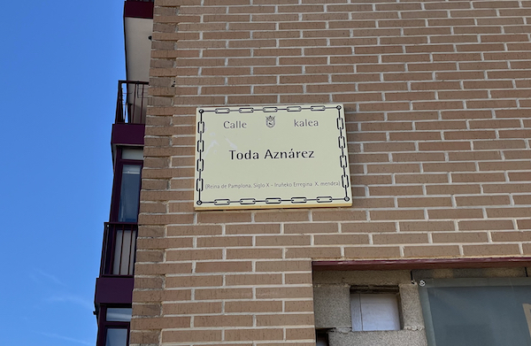 Placa de la calle dedicada a la reina Toda en el barrio iruindarra de Arrotxapea. (NAIZ)