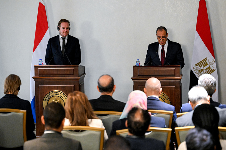 El ministro de Asuntos Exteriores de Egipto, Badr Abdelatty (derecha), y el ministro de Asuntos Exteriores de los Países Bajos, David van Weel (izquierda), ofrecen una rueda de prensa conjunta en un hotel de las afueras del este de El Cairo.