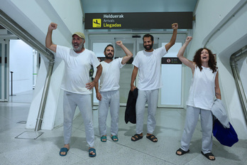 Itziar Moreno, a la derecha, junto a sus compañeros Mikel Zuoloaga, Jotas Osés y Abdel Karim el-Khamlichi, a su llegada al aeropuerto de Loiu.