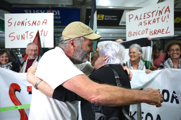 Mikel Zuluaga recibe un abrazo a su llegada al aeropuerto de Loiu.