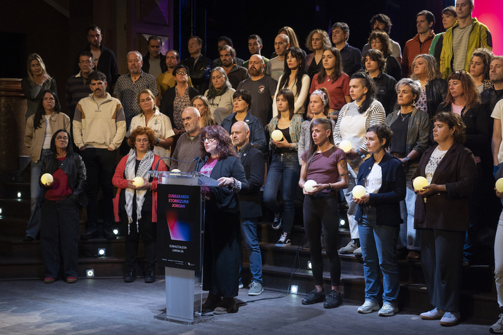 Kontseiluko kideen eta euskalgintzako ordezkarien agerraldia Bilbon.