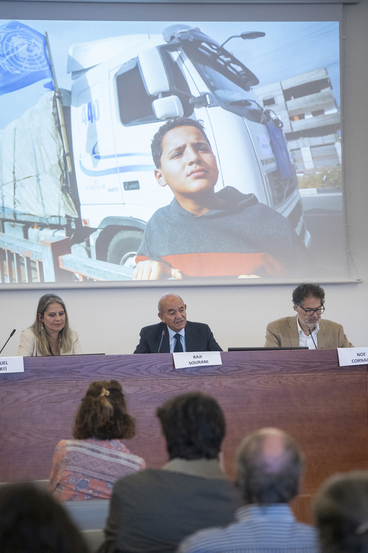 Raquel Martí, Raji Sourani y Noe Cornago, que ha moderado la charla.