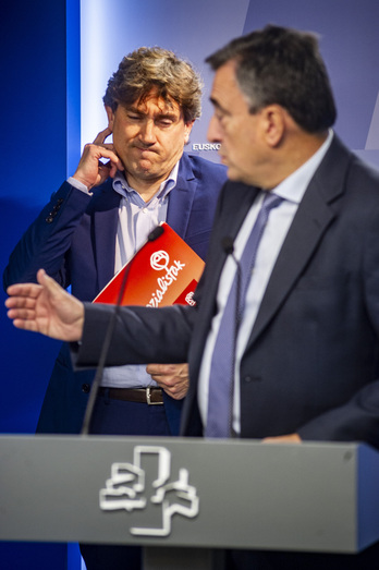 Aitor Esteban y Eneko Andueza, en una comparecencia conjunta en el Parlamento de Gasteiz.