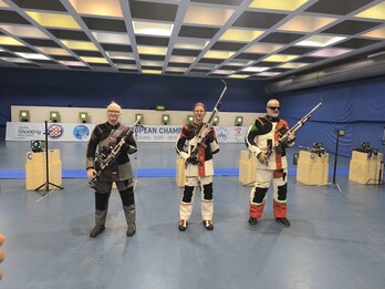 Ager Olabarrieta, a la derecha, el domingo tras ganar el bornce.