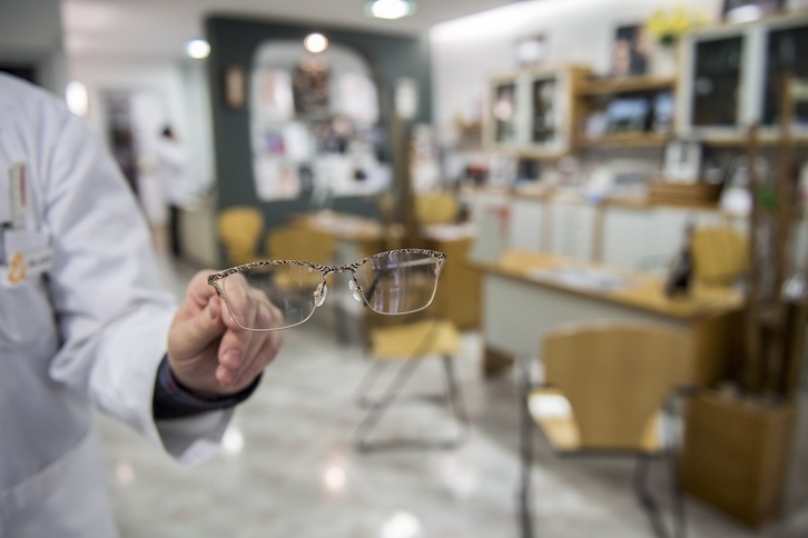 Optika batean saltzen diren betaurrekoak.