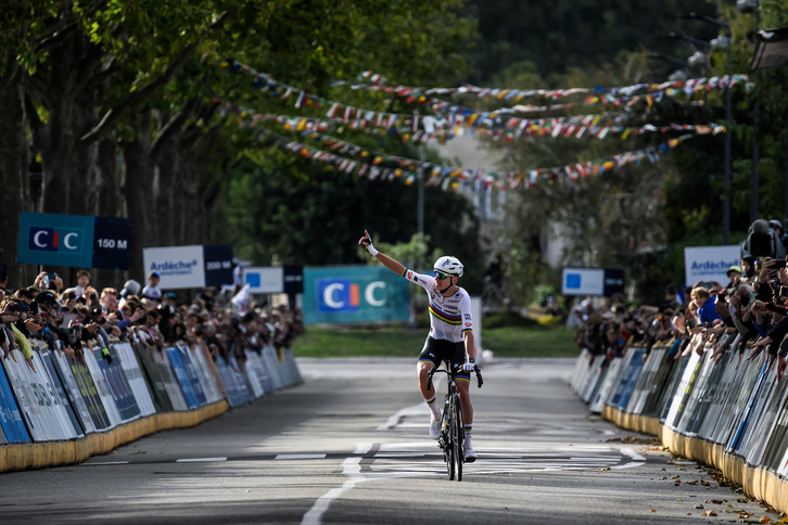 Tadej Pogacar, llegando a meta en el Europeo en ruta.
