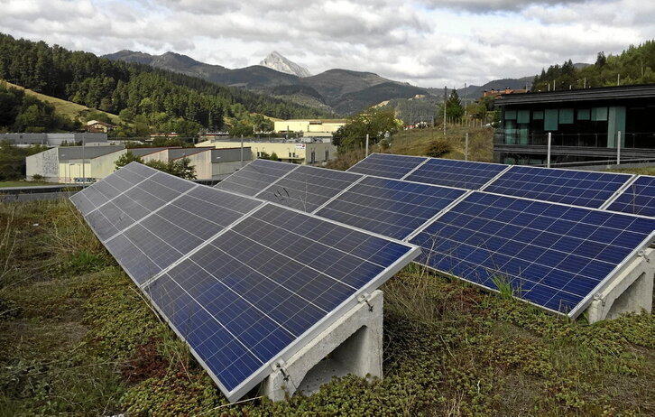 Para lograr la autosuficiencia completa se necesitan, además de placas solares, baterías e inversores capaces de funcionar de forma autónoma.
