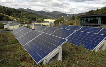Para lograr la autosuficiencia completa se necesitan, además de placas solares, baterías e inversores capaces de funcionar de forma autónoma.