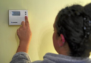 Por norma general, se estima que durante el día, y en las estancias más calientes, es suficiente regular el termostato a      19º o 20º.