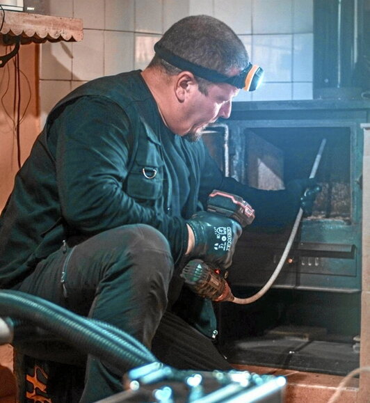 Tximinia garbitzeko modua asko aldatu da azken urteotan, teknika eta tresna berriei esker.