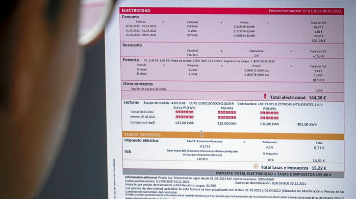 En toda factura intervienen dos figuras diferentes: la comercializadora, que ofrece la tarifa y emite la factura, y la distribuidora, que es la responsable de llevar la electricidad a cada hogar y de realizar la lectura del contador.