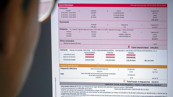En toda factura intervienen dos figuras diferentes: la comercializadora, que ofrece la tarifa y emite la factura, y la distribuidora, que es la responsable de llevar la electricidad a cada hogar y de realizar la lectura del contador.