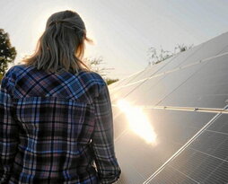 La planta solar de Gorbeialdea dispone de 2.100 paneles fotovoltaicos.