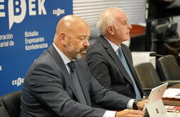 Guillermo Buces y Francisco Javier Azpiazu, ayer en Bilbo.