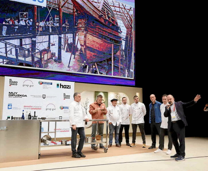 Benjamín Lana, director del congreso, toma el micrófono en el escenario del Kursaal.