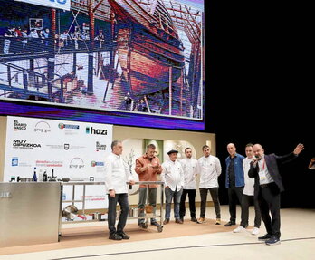 Benjamín Lana, director del congreso, toma el micrófono en el escenario del Kursaal.