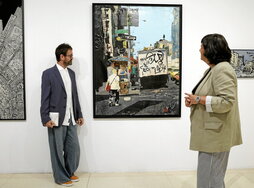 Pablo Ochoa de Olza, a la izquierda, junto a su obra.