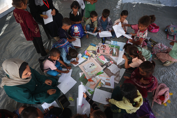 Alumnos de una clase de dibujo, en un campamento de desplazados en Jan Yunis.